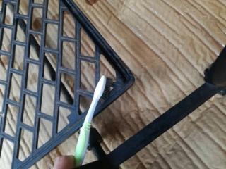 Proseguendo nella pulizia anche della pedaliera e delle aree più piccole, utilizzando un vecchio spazzolino così da rimuovere anche la sporcizia più tenace. Per i più esperti è possibile utilizzare anche un compressore ad aria, indossando guanti, mascherina e occhiali di protezione durante le operazioni. Ripassate il tutto ripulendo con un panno pulito Proseguendo nella pulizia anche della pedaliera e delle aree più piccole, utilizzando un vecchio spazzolino così da rimuovere anche la sporcizia più tenace. Per i più esperti è possibile utilizzare anche un compressore ad aria, indossando guanti, mascherina e occhiali di protezione durante le operazioni. Ripassate il tutto ripulendo con un panno pulito