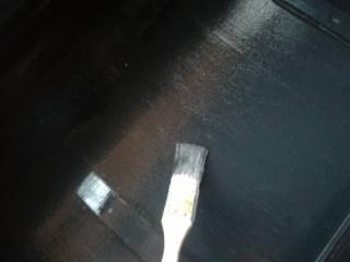 Se necessario si applica l’impregnante oppure si procede con la colorazione della parte in legno, che andrà dipinta con una mano di primer per creare un fondo uniforme. Ad asciugatura avvenuta si passa alla colorazione vera e propria, con una mano di pittura nera stesa in più tempi così da ricalcare la tonalità originaria. Se necessario si applica l’impregnante oppure si procede con la colorazione della parte in legno, che andrà dipinta con una mano di primer per creare un fondo uniforme. Ad asciugatura avvenuta si passa alla colorazione vera e propria, con una mano di pittura nera stesa in più tempi così da ricalcare la tonalità originaria.
