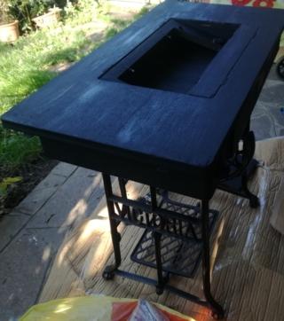 Procedendo con questa metodologia si dipinge ogni parte in legno del piano, anche il cassetto interno che prima ospitava la macchina da cucire a ribalta. Lavorando con cura e ripassando con la pittura, se necessario. Lasciando asciugare a ripetendo nuovamente la colorazione per un’uniformità di stesura e cromatica. Per colorare si può utilizzare uno smalto all’acqua opaco oppure uno sintetico. Procedendo con questa metodologia si dipinge ogni parte in legno del piano, anche il cassetto interno che prima ospitava la macchina da cucire a ribalta. Lavorando con cura e ripassando con la pittura, se necessario. Lasciando asciugare a ripetendo nuovamente la colorazione per un’uniformità di stesura e cromatica. Per colorare si può utilizzare uno smalto all’acqua opaco oppure uno sintetico.