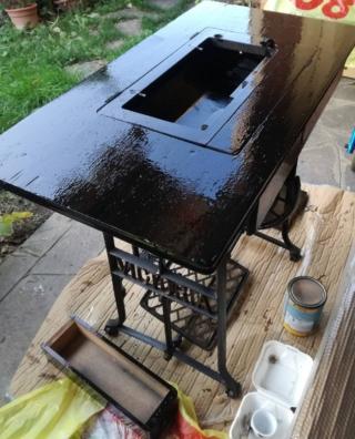 Ad asciugatura avvenuta si protegge il mobile con una velatura di vernice trasparente all’acqua oppure flatting, a seconda della tipologia di colorazione scelta. Tirando la vernice con il pennello, per non creare bolle o inestetismi, proteggendo così tutto il piano in legno. Lasciando asciugare anche per 48 ore. Ad asciugatura avvenuta si protegge il mobile con una velatura di vernice trasparente all’acqua oppure flatting, a seconda della tipologia di colorazione scelta. Tirando la vernice con il pennello, per non creare bolle o inestetismi, proteggendo così tutto il piano in legno. Lasciando asciugare anche per 48 ore.