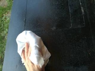 Si prosegue trattando il piano, carteggiandolo velocemente con carta vetrata a grana media così da rimuovere vecchie vernici e incrostazioni. Per poi pulire e trattare con una mano di antitarlo, indossando sempre guanti, occhiali e mascherina, e da spennellare sopra tutta la parte in legno. Inserendo il mobile dentro un sacco capiente che andrà chiuso ermeticamente, lasciando agire il prodotto per venti giorni. Si prosegue trattando il piano, carteggiandolo velocemente con carta vetrata a grana media così da rimuovere vecchie vernici e incrostazioni. Per poi pulire e trattare con una mano di antitarlo, indossando sempre guanti, occhiali e mascherina, e da spennellare sopra tutta la parte in legno. Inserendo il mobile dentro un sacco capiente che andrà chiuso ermeticamente, lasciando agire il prodotto per venti giorni.