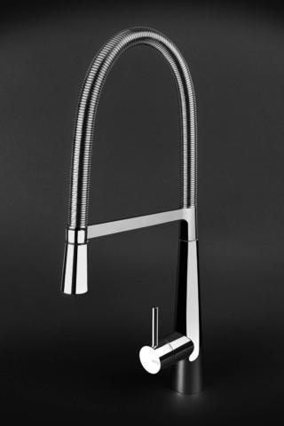 La collezione Moderni di Artis Rubinetterie si arricchisce del miscelatore monocomando per lavello Art. 28810C con doppio getto e doccetta estraibile, una soluzione ergonomica e versatile pensata per una cucina all’insegna dell’efficienza funzionale e del gusto contemporaneo. È possibile optare per la versione con corpo tondo o con corpo quadrato. Alto 42,5 cm. Prezzo 403 euro. www.artisitaly.com La collezione Moderni di Artis Rubinetterie si arricchisce del miscelatore monocomando per lavello Art. 28810C con doppio getto e doccetta estraibile, una soluzione ergonomica e versatile pensata per una cucina all’insegna dell’efficienza funzionale e del gusto contemporaneo. È possibile optare per la versione con corpo tondo o con corpo quadrato. Alto 42,5 cm. Prezzo 403 euro. www.artisitaly.com