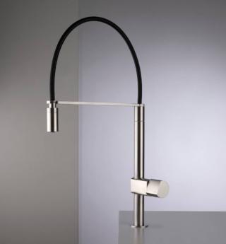 Il miscelatore monocomando Borgia di Fratelli Frattini è completo di doccetta e di un pratico e funzionale flessibile a molla in nylon nero intrecciato. La molla è lunga circa cm 40 e ruota a 360° consentendo ampi movimenti. È in acciaio INOX 316L, materiale resistente, antibatterico e igienico. Prezzo 786 euro. www.frattini.it Il miscelatore monocomando Borgia di Fratelli Frattini è completo di doccetta e di un pratico e funzionale flessibile a molla in nylon nero intrecciato. La molla è lunga circa cm 40 e ruota a 360° consentendo ampi movimenti. È in acciaio INOX 316L, materiale resistente, antibatterico e igienico. Prezzo 786 euro. www.frattini.it