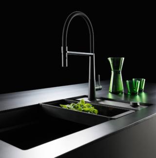 In finitura nera opaca, Icon semi-pro di Franke è progettato per soddisfare le esigenze degli chef e degli appassionati di cucina. Lo spray posizionato in alto consente di direzionare l’acqua in modo ancora più semplice, agevolando la pulizia di pentole, stoviglie, brocche e bicchieri e la doppia opzione di spray fitto e di flusso laminare permette di avere un getto d'acqua più potente. L'aeratore laminare fornisce un flusso d'acqua cristallino e potente, senza fare troppo rumore e garantendo un ambiente di cucina pulito, tranquillo e rilassante. Ha collo alto 45,5 cm. Prezzo 854 euro. www.franke.com In finitura nera opaca, Icon semi-pro di Franke è progettato per soddisfare le esigenze degli chef e degli appassionati di cucina. Lo spray posizionato in alto consente di direzionare l’acqua in modo ancora più semplice, agevolando la pulizia di pentole, stoviglie, brocche e bicchieri e la doppia opzione di spray fitto e di flusso laminare permette di avere un getto d'acqua più potente. L'aeratore laminare fornisce un flusso d'acqua cristallino e potente, senza fare troppo rumore e garantendo un ambiente di cucina pulito, tranquillo e rilassante. Ha collo alto 45,5 cm. Prezzo 854 euro. www.franke.com