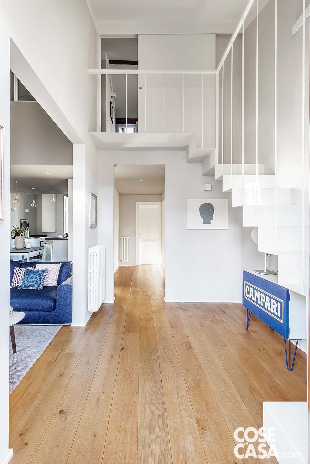 Di collegamento al sottotetto, la scala metallica che si prolunga a ballatoio ha la struttura in sottile lamiera piegata, realizzata artigianalmente dal fabbro su disegno dei progettisti. È un elemento unico, rinforzato dalla ringhiera in ferro che ne protegge il percorso. Di collegamento al sottotetto, la scala metallica che si prolunga a ballatoio ha la struttura in sottile lamiera piegata, realizzata artigianalmente dal fabbro su disegno dei progettisti. È un elemento unico, rinforzato dalla ringhiera in ferro che ne protegge il percorso.