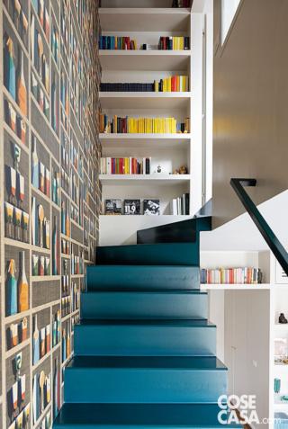 scala in lamiera piegata verniciata in blu, carata da parati trompe l'oeil con scaffali, ringhiera, libreria a giorno scala in lamiera piegata verniciata in blu, carata da parati trompe l'oeil con scaffali, ringhiera, libreria a giorno