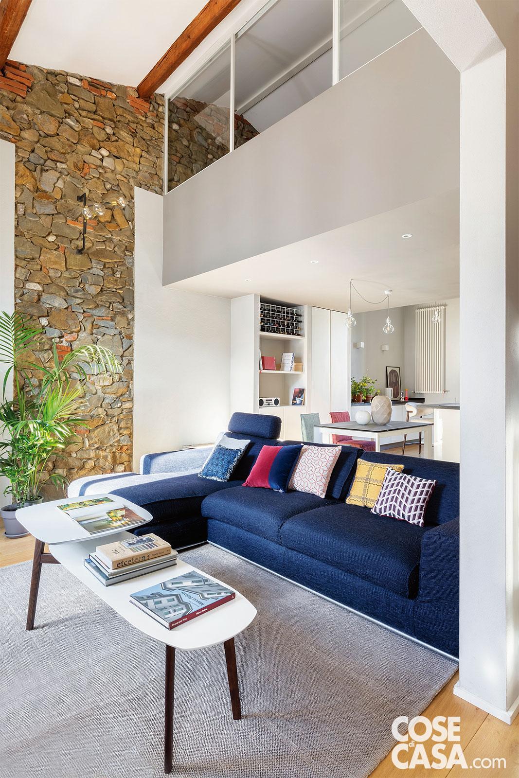 Nel contesto architettonico chiaro si inseriscono anche gli arredi per il contenimento e per le funzioni operative, in armonia con le pareti e i volumi intorno. Spicca il contrappunto cromatico del divano blu di famiglia, pezzo di irrinunciabile comfort che già arredava la precedente abitazione. Nel contesto architettonico chiaro si inseriscono anche gli arredi per il contenimento e per le funzioni operative, in armonia con le pareti e i volumi intorno. Spicca il contrappunto cromatico del divano blu di famiglia, pezzo di irrinunciabile comfort che già arredava la precedente abitazione.