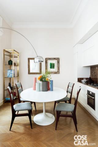 cucina del bilocale ristrutturato con tavolo ovale e lampada ad arco cucina del bilocale ristrutturato con tavolo ovale e lampada ad arco