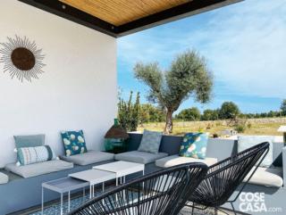 salotto sul porticato della villa con panche in muratura