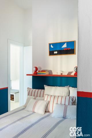 camera matrimoniale della casa al mare con letto e mensola rossa camera matrimoniale della casa al mare con letto e mensola rossa