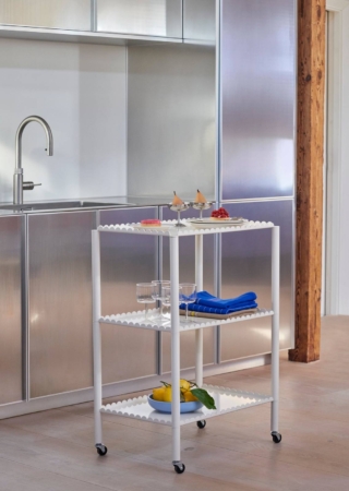 Tre ripiani con profilo a semi-arco per il carrello Arcs Trolley High di Hay in vendita su Sediarreda.com: è completamente realizzato in acciaio verniciato bianco guscio d'uovo. Misura L 63 x P 44 x H 88 cm. Prezzo 330,40 euro. www.sediarreda.com Tre ripiani con profilo a semi-arco per il carrello Arcs Trolley High di Hay in vendita su Sediarreda.com: è completamente realizzato in acciaio verniciato bianco guscio d'uovo. Misura L 63 x P 44 x H 88 cm. Prezzo 330,40 euro. www.sediarreda.com