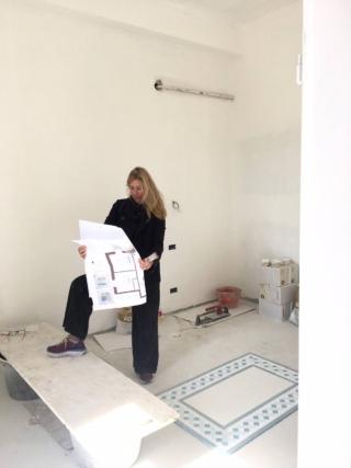 Clara Bona architetto osserva la planimetria del rogetto Clara Bona architetto osserva la planimetria del rogetto