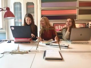 Clara Bona nel suo studio con clienti o collaboratrici Clara Bona nel suo studio con clienti o collaboratrici