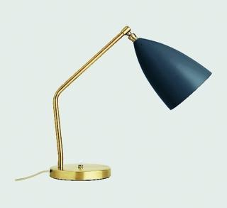La lampada, un modello iconico  del 1947 che combina il paralume laccato al supporto tubolare (Gräshoppa Table Lamp di Gubi, Ø 15 x H 41 cm, 459 euro, shop.gubi.com), entrambi in grigio vellutato. La lampada, un modello iconico  del 1947 che combina il paralume laccato al supporto tubolare (Gräshoppa Table Lamp di Gubi, Ø 15 x H 41 cm, 459 euro, shop.gubi.com), entrambi in grigio vellutato.