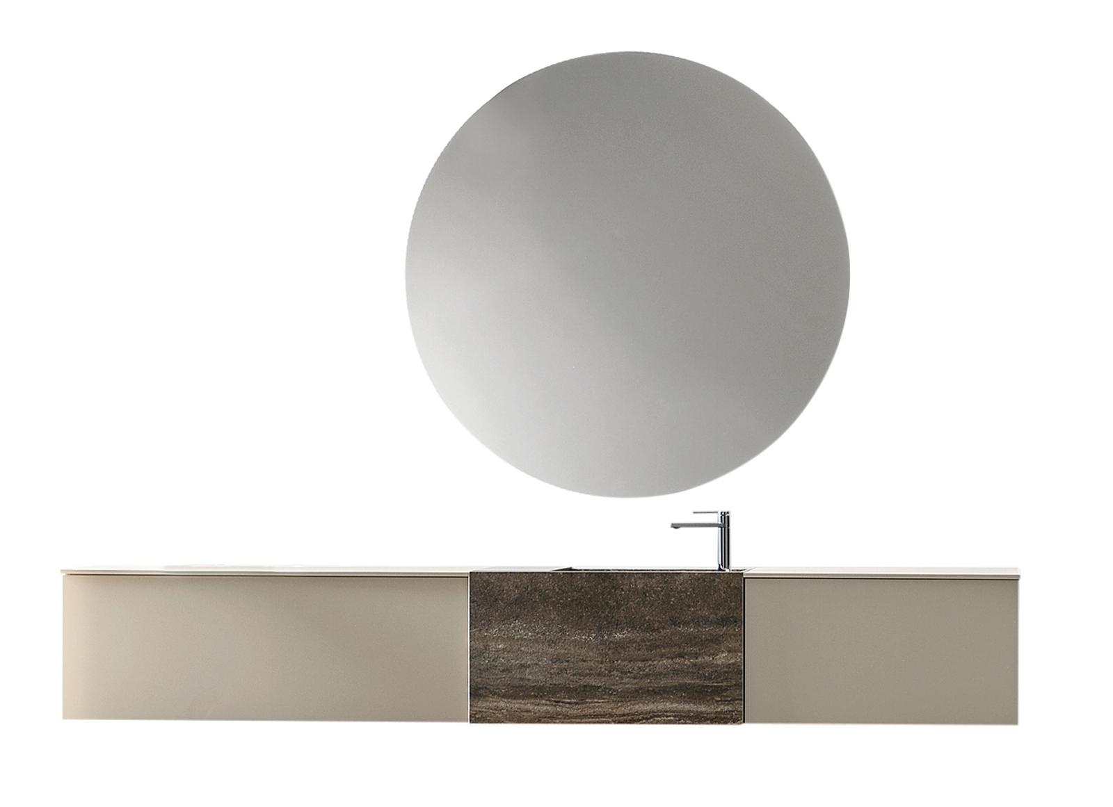 Dalla linea essenziale, ma particolare nell’accostamento delle finiture il mobile bagno con lavabo integrato della Collezione Pollock di Arcom (www.arcombagno.com). È composto da una base con due cassettoni; scocca e frontale sono in laccato Juta opaco, il lavabo è in Geo Gris opaco (L 245 x P 37,5 cm, prezzo 3.885 €). Della stessa azienda la specchiera tonda con luci led (Ø 120 cm, 428 €). Dalla linea essenziale, ma particolare nell’accostamento delle finiture il mobile bagno con lavabo integrato della Collezione Pollock di Arcom (www.arcombagno.com). È composto da una base con due cassettoni; scocca e frontale sono in laccato Juta opaco, il lavabo è in Geo Gris opaco (L 245 x P 37,5 cm, prezzo 3.885 €). Della stessa azienda la specchiera tonda con luci led (Ø 120 cm, 428 €).
