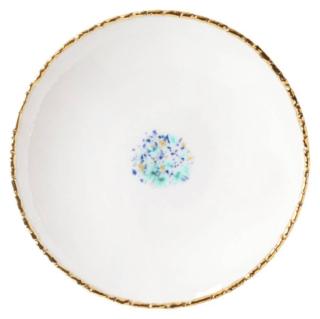 Realizzato a mano in porcellana, solo su commissione, il modello Coll. Craquelé Edge Blue Marble di Coralla Maiuri (corallamaiuri.com) misura Ø 27 cm. Il set di 2 pezzi costa 410 euro. Realizzato a mano in porcellana, solo su commissione, il modello Coll. Craquelé Edge Blue Marble di Coralla Maiuri (corallamaiuri.com) misura Ø 27 cm. Il set di 2 pezzi costa 410 euro.