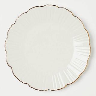 È un classico senza tempo, dai bordi smerlati con profilo dorato e scanalature effetto plissettato, questo modello in porcellana bianca di H&M (www2.hm.com) che misura
Ø 22 cm e costa 7,99 euro È un classico senza tempo, dai bordi smerlati con profilo dorato e scanalature effetto plissettato, questo modello in porcellana bianca di H&M (www2.hm.com) che misura
Ø 22 cm e costa 7,99 euro