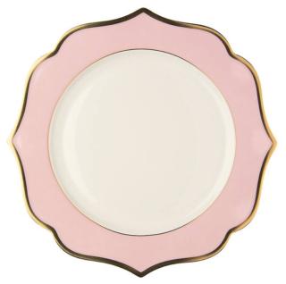 In New Bone China con decori rosa e filo oro Marly, il piatto piano Ionica di Le Coq Porcelaine (lecoqporcelaine.it) misura Ø 28 cm e costa 30,70 euro. In New Bone China con decori rosa e filo oro Marly, il piatto piano Ionica di Le Coq Porcelaine (lecoqporcelaine.it) misura Ø 28 cm e costa 30,70 euro.