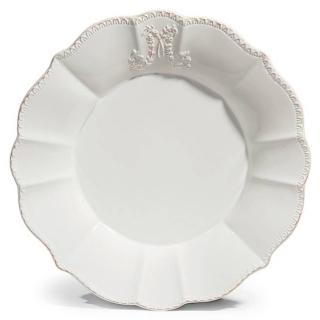 In maiolica bianca, il piatto con decori a rilievo e bordi sagomati Bourgeoisie di Maisons du Monde (www.maisonsdumonde.com) misura Ø 27 cm. Il set di 6 pezzi costa 35,94 euro. In maiolica bianca, il piatto con decori a rilievo e bordi sagomati Bourgeoisie di Maisons du Monde (www.maisonsdumonde.com) misura Ø 27 cm. Il set di 6 pezzi costa 35,94 euro.