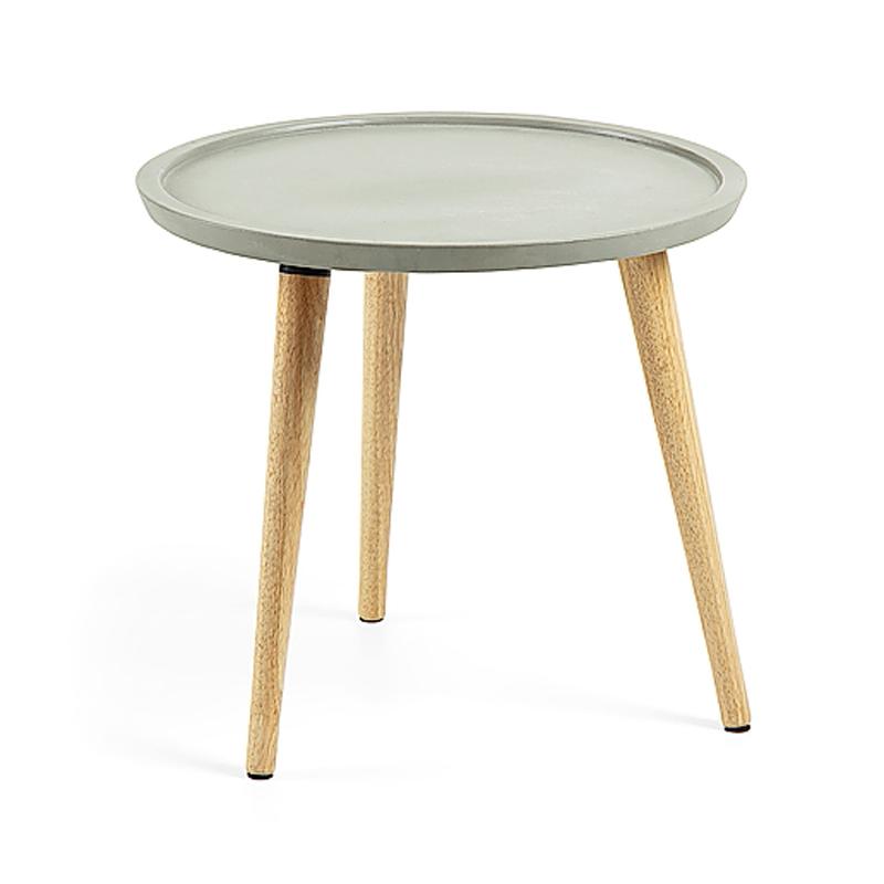 Il tavolino è Lucy di Kave Home (kavehome.com), con piano in cemento e gambe in legno di caucciù (Ø 40 x H 38 cm; prezzo 59 €). Il tavolino è Lucy di Kave Home (kavehome.com), con piano in cemento e gambe in legno di caucciù (Ø 40 x H 38 cm; prezzo 59 €).
