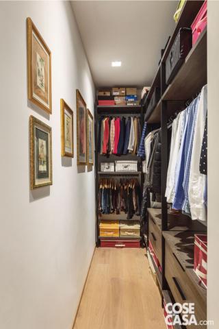 interno della cabina armadio con stender e cassettiere interno della cabina armadio con stender e cassettiere