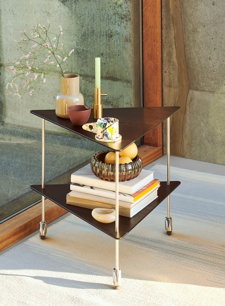 Il carrello AJ di Fritz Hansen in vendita su Mohd può essere usato come tavolino nel soggiorno; è caratterizzato da due ripiani, con un'originale forma triangolare, in frassino tinto nero montati su una struttura in acciaio inossidabile satinato. Misura L 67 x P 59 x H 54,7 cm. Prezzo 818 euro. www.mohd.it Il carrello AJ di Fritz Hansen in vendita su Mohd può essere usato come tavolino nel soggiorno; è caratterizzato da due ripiani, con un'originale forma triangolare, in frassino tinto nero montati su una struttura in acciaio inossidabile satinato. Misura L 67 x P 59 x H 54,7 cm. Prezzo 818 euro. www.mohd.it