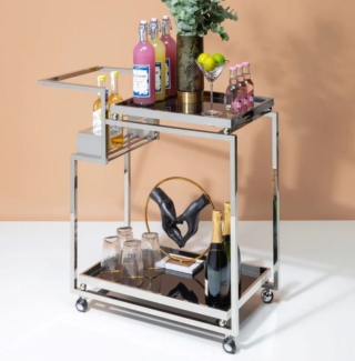 Permette di organizzare un angolo bar da manuale il raffinato carrello Barfly argento di Kare che ha due ripiani in vetro trasparente sorretti da una struttura in acciaio inossidabile cromato che aggiunge un tocco glamour in qualsiasi ambiente. Misura L 84 x P 40 x H  83 cm. Prezzo 431,20 euro. www.kare-italia.it Permette di organizzare un angolo bar da manuale il raffinato carrello Barfly argento di Kare che ha due ripiani in vetro trasparente sorretti da una struttura in acciaio inossidabile cromato che aggiunge un tocco glamour in qualsiasi ambiente. Misura L 84 x P 40 x H  83 cm. Prezzo 431,20 euro. www.kare-italia.it