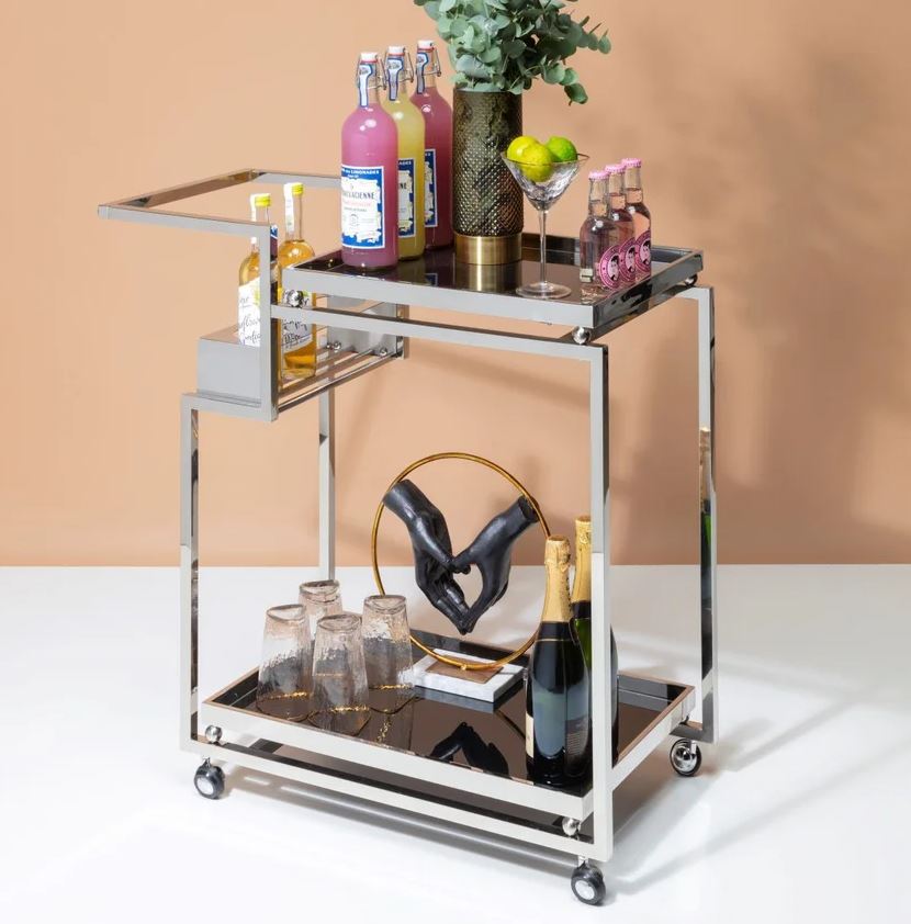 Permette di organizzare un angolo bar da manuale il raffinato carrello Barfly argento di Kare che ha due ripiani in vetro trasparente sorretti da una struttura in acciaio inossidabile cromato che aggiunge un tocco glamour in qualsiasi ambiente. Misura L 84 x P 40 x H  83 cm. Prezzo 431,20 euro. www.kare-italia.it Permette di organizzare un angolo bar da manuale il raffinato carrello Barfly argento di Kare che ha due ripiani in vetro trasparente sorretti da una struttura in acciaio inossidabile cromato che aggiunge un tocco glamour in qualsiasi ambiente. Misura L 84 x P 40 x H  83 cm. Prezzo 431,20 euro. www.kare-italia.it