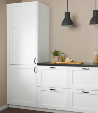 Ha le ante bianche effetto legno la cucina di Ikea Italia con frontali Enkoping, impreziositi da una cornice lungo il bordo, che ne sottolineano lo stile classico, senza tempo. La superficie candida è caratterizzata da lievi venature che ricordano il legno massiccio. Un'anta misura L 60 x P 80 cm, costa 28 euro. www.ikea.com Ha le ante bianche effetto legno la cucina di Ikea Italia con frontali Enkoping, impreziositi da una cornice lungo il bordo, che ne sottolineano lo stile classico, senza tempo. La superficie candida è caratterizzata da lievi venature che ricordano il legno massiccio. Un'anta misura L 60 x P 80 cm, costa 28 euro. www.ikea.com