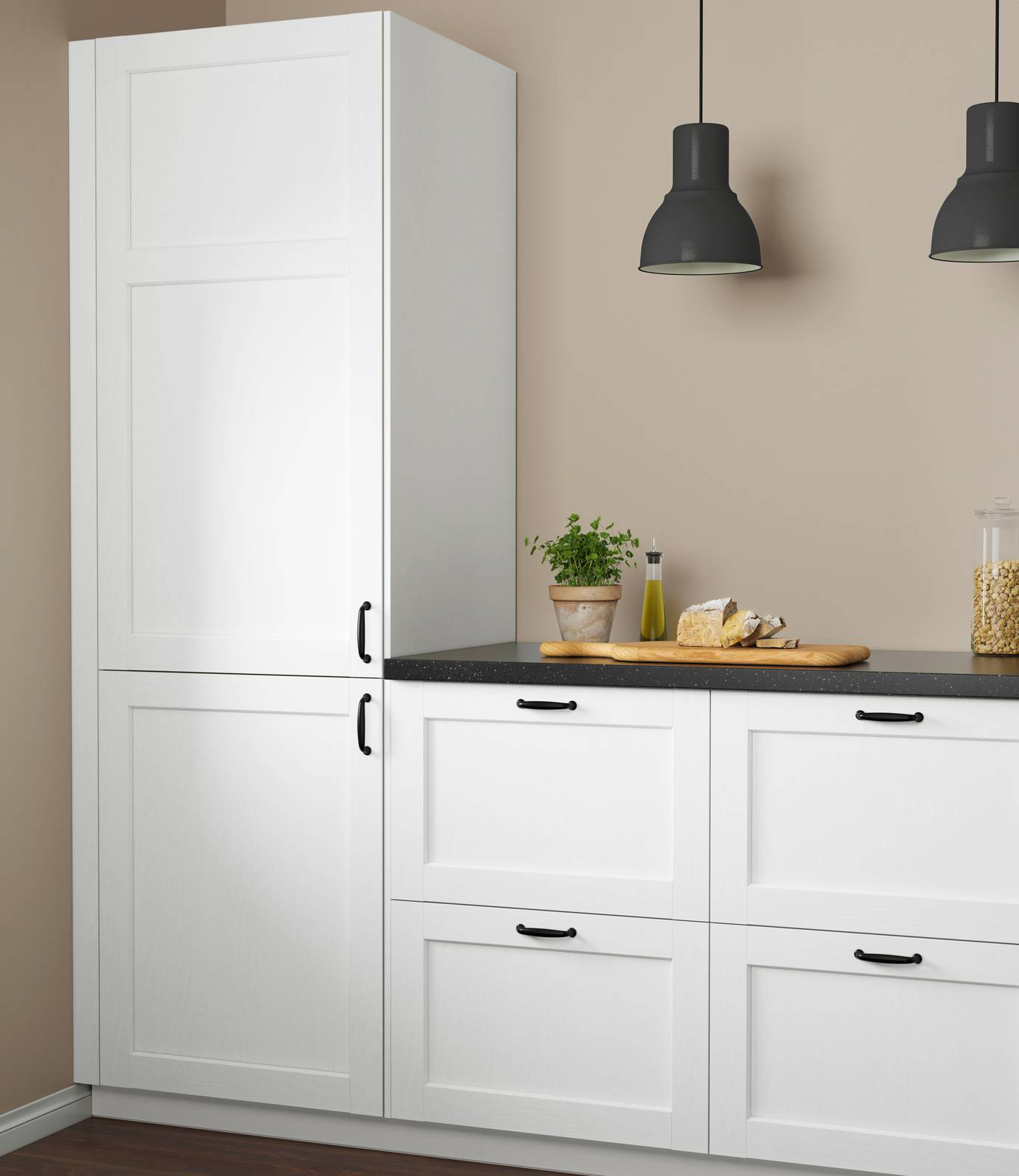 Ha le ante bianche effetto legno la cucina di Ikea Italia con frontali Enkoping, impreziositi da una cornice lungo il bordo, che ne sottolineano lo stile classico, senza tempo. La superficie candida è caratterizzata da lievi venature che ricordano il legno massiccio. Un'anta misura L 60 x P 80 cm, costa 28 euro. www.ikea.com Ha le ante bianche effetto legno la cucina di Ikea Italia con frontali Enkoping, impreziositi da una cornice lungo il bordo, che ne sottolineano lo stile classico, senza tempo. La superficie candida è caratterizzata da lievi venature che ricordano il legno massiccio. Un'anta misura L 60 x P 80 cm, costa 28 euro. www.ikea.com