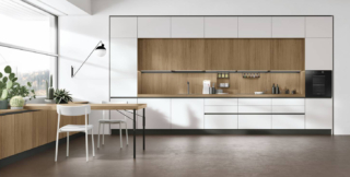 Si sviluppa lungo la parete la composizione Infinity di Stosa che è composta da basi e pensili con le ante lisce in Pet Nebbia opaco che danno vita ad una sorta di cornice che crea un raffinato contrasto con i pensili, con profondità ridotta, e la boiserie in termostrutturato Rovere Anice coordinati con le basi della zona pranzo. Un modulo base da 60 cm, prezzo a partire da 161 euro + IVA. www.stosacucine.com Si sviluppa lungo la parete la composizione Infinity di Stosa che è composta da basi e pensili con le ante lisce in Pet Nebbia opaco che danno vita ad una sorta di cornice che crea un raffinato contrasto con i pensili, con profondità ridotta, e la boiserie in termostrutturato Rovere Anice coordinati con le basi della zona pranzo. Un modulo base da 60 cm, prezzo a partire da 161 euro + IVA. www.stosacucine.com