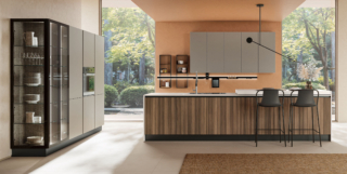 Pet Olmo Scuro effetto rigatino per le ante cannettate delle basi della grande isola attrezzata, con il piano snack in appoggio, che domina la cucina Round di Lube; il top è in Fenix beige Arizona. I pensili a sviluppo verticale e le colonne che compongono l'armadiatura laterale hanno le ante lisce realizzate nella luminosa colorazione Daino; la vetrina laterale ha le ante in vetro bronzo serigrafato. Un modulo base da 60 cm senza top, prezzo 450 euro + IVA. www.cucinelube.it Pet Olmo Scuro effetto rigatino per le ante cannettate delle basi della grande isola attrezzata, con il piano snack in appoggio, che domina la cucina Round di Lube; il top è in Fenix beige Arizona. I pensili a sviluppo verticale e le colonne che compongono l'armadiatura laterale hanno le ante lisce realizzate nella luminosa colorazione Daino; la vetrina laterale ha le ante in vetro bronzo serigrafato. Un modulo base da 60 cm senza top, prezzo 450 euro + IVA. www.cucinelube.it