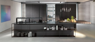 Tonalità scure per la composizione aperta sulla zona giorno Telero Antis Lain di Euromobil: l'isola centrale ha le ante frontali con telaio in alluminio in vetro Dekor sac medium e il piano in acciaio inox satinato; inoltre è dotata del piano snack scorrevole Eat in Wood liscio black. Le colonne che compongono la grande armadiatura hanno le ante a pavimento in Wood Caneté black e la maniglia Pod in alluminio nero assoluto opaco. Un modulo base da 60 cm, prezzo a partire da 596 euro + IVA. www.euromobil.com Tonalità scure per la composizione aperta sulla zona giorno Telero Antis Lain di Euromobil: l'isola centrale ha le ante frontali con telaio in alluminio in vetro Dekor sac medium e il piano in acciaio inox satinato; inoltre è dotata del piano snack scorrevole Eat in Wood liscio black. Le colonne che compongono la grande armadiatura hanno le ante a pavimento in Wood Caneté black e la maniglia Pod in alluminio nero assoluto opaco. Un modulo base da 60 cm, prezzo a partire da 596 euro + IVA. www.euromobil.com