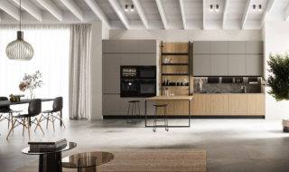 Effetto bicolore per la composizione lineare Wega 05 di Arredo3 che abbina le ante in laccato opaco tortora a quelle in laminato rovere canapa come il piano snack e il pannello collocato dietro la libreria Tuttotondo con mensole a vassoio e elementi in alluminio nella finitura nera. Prezzo su richiesta. www.arredo3.it Effetto bicolore per la composizione lineare Wega 05 di Arredo3 che abbina le ante in laccato opaco tortora a quelle in laminato rovere canapa come il piano snack e il pannello collocato dietro la libreria Tuttotondo con mensole a vassoio e elementi in alluminio nella finitura nera. Prezzo su richiesta. www.arredo3.it