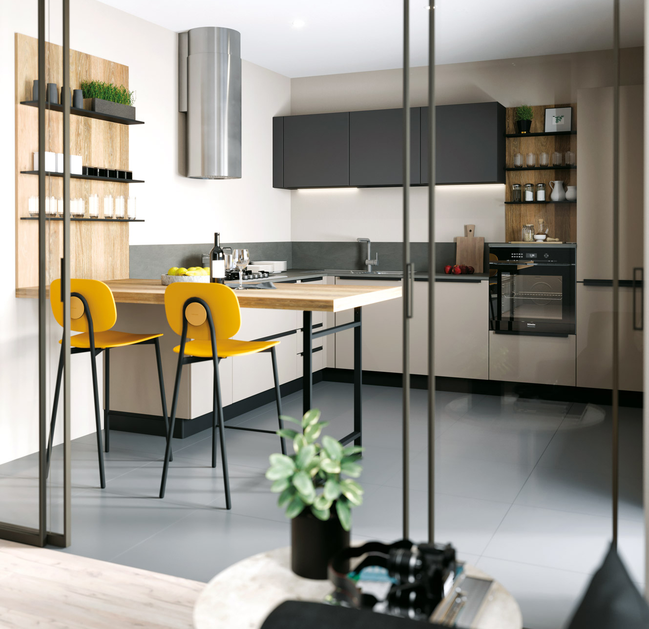 È dotata di una comoda penisola con il piano snack in laminato effetto legno chiaro la cucina Pratica 06 di La Casa Moderna che ha le basi e le colonne in nobilitato chiaro; i pensili a sviluppo orizzontale sono in laccato opaco grigio antracite. Misura L 315 x P 317 x H 180 cm, prezzo a partire da 7.180 euro (compresa di kit elettrodomestici, lavello e miscelatore, esclusi cappa, luci e accessori), www.lacasamoderna.com È dotata di una comoda penisola con il piano snack in laminato effetto legno chiaro la cucina Pratica 06 di La Casa Moderna che ha le basi e le colonne in nobilitato chiaro; i pensili a sviluppo orizzontale sono in laccato opaco grigio antracite. Misura L 315 x P 317 x H 180 cm, prezzo a partire da 7.180 euro (compresa di kit elettrodomestici, lavello e miscelatore, esclusi cappa, luci e accessori), www.lacasamoderna.com