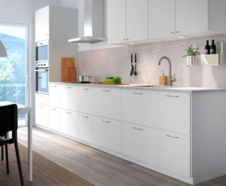 Ante bianche per la cucina senza tempo di Ikea Italia con i frontali Vallstena che danno vita ad una superficie liscia e facile da pulire; il rivestimento in lamina candida è resistente e pratico. La composizione si sviluppa linearmente e termina con la colonna laterale che ospita i due forni. Un'anta misura L 60 x P 80 cm, prezzo 17 euro. www.ikea.com Ante bianche per la cucina senza tempo di Ikea Italia con i frontali Vallstena che danno vita ad una superficie liscia e facile da pulire; il rivestimento in lamina candida è resistente e pratico. La composizione si sviluppa linearmente e termina con la colonna laterale che ospita i due forni. Un'anta misura L 60 x P 80 cm, prezzo 17 euro. www.ikea.com