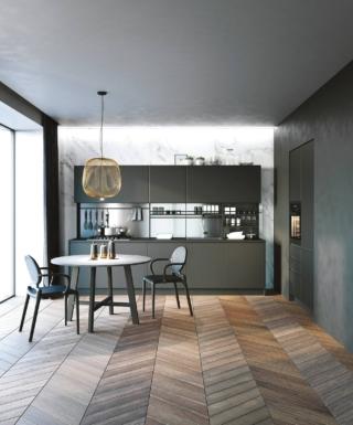 La composizione è completata  da una Boiserie attrezzata con struttura in metallo,  pannelli in acciaio e ripiani in PET (Misura L 300 x P 15 x H 58 cm).
La cucina Pratica di La Casa Moderna è formata da basi, pensili e colonne (L 304+120 cm) in Pet seta, maniglie integrate in metallo, top  e fianchi in Fenix®. Esclusi elettrodomestici, lavello e miscelatore, costa da 4.160 euro. lacasamoderna.com La composizione è completata  da una Boiserie attrezzata con struttura in metallo,  pannelli in acciaio e ripiani in PET (Misura L 300 x P 15 x H 58 cm).
La cucina Pratica di La Casa Moderna è formata da basi, pensili e colonne (L 304+120 cm) in Pet seta, maniglie integrate in metallo, top  e fianchi in Fenix®. Esclusi elettrodomestici, lavello e miscelatore, costa da 4.160 euro. lacasamoderna.com