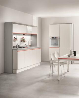 Cucina Dandy Plus di Scavolini, design Fabio Novembre. Il colore dominante è il Bianco Puro delle ante di basi e pensili, affiancato al Grey Plus del ponte e a un tocco di colore, Rosso Corallo, che emerge da maniglie, pulsanti, manopole e leva del miscelatore. Caratteristica distintiva del modello è la Task Bar, la barra attrezzata in alluminio posizionata sotto i pensili e fissata alla parete sulla quale si colloca Alexa, il dispositivo altoparlante intelligente che controlla i diversi impianti tecnologici attraverso BTicino Living Now. Prezzo su richiesta. www.scavolini.com Cucina Dandy Plus di Scavolini, design Fabio Novembre. Il colore dominante è il Bianco Puro delle ante di basi e pensili, affiancato al Grey Plus del ponte e a un tocco di colore, Rosso Corallo, che emerge da maniglie, pulsanti, manopole e leva del miscelatore. Caratteristica distintiva del modello è la Task Bar, la barra attrezzata in alluminio posizionata sotto i pensili e fissata alla parete sulla quale si colloca Alexa, il dispositivo altoparlante intelligente che controlla i diversi impianti tecnologici attraverso BTicino Living Now. Prezzo su richiesta. www.scavolini.com