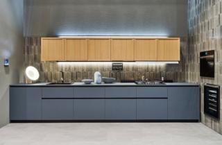 La composizione è ottenuta con 2 diverse collezioni, rispettivamente con ante in essenza e in fenix®. particolare il design a 40° della presa maniglia, che aumenta anche la funzionalità. Newport di Stosa Cucine abbina ante in rovere avena (pensili) e Fenix® Grigio Cromo (basi da 75 cm), lo stesso materiale utilizzato anche per il top. Zoccoli e gole sono in Nero Spazzolato. Prezzo di una base da 60 cm a partire da 244 euro + Iva. www.stosacucine.com  La composizione è ottenuta con 2 diverse collezioni, rispettivamente con ante in essenza e in fenix®. particolare il design a 40° della presa maniglia, che aumenta anche la funzionalità. Newport di Stosa Cucine abbina ante in rovere avena (pensili) e Fenix® Grigio Cromo (basi da 75 cm), lo stesso materiale utilizzato anche per il top. Zoccoli e gole sono in Nero Spazzolato. Prezzo di una base da 60 cm a partire da 244 euro + Iva. www.stosacucine.com