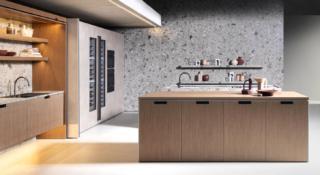 Legno chiaro per le ante della cucina Antis Lain di Euromobil che è caratterizzata dalla assenza di pensili; le ante delle basi dell'isola infatti sono in wood caneté brown, mentre quelle delle colonne sono in TSSTurner nella finitura Sand. I piani sono realizzati in MDI by Inalco nella raffinata finitura Iseo Gris bocciardato, il piano snack scorrevole Fast invece è in wood brown liscio con guide a scomparsa in alluminio. Prezzo su richiesta. www.euromobil.com Legno chiaro per le ante della cucina Antis Lain di Euromobil che è caratterizzata dalla assenza di pensili; le ante delle basi dell'isola infatti sono in wood caneté brown, mentre quelle delle colonne sono in TSSTurner nella finitura Sand. I piani sono realizzati in MDI by Inalco nella raffinata finitura Iseo Gris bocciardato, il piano snack scorrevole Fast invece è in wood brown liscio con guide a scomparsa in alluminio. Prezzo su richiesta. www.euromobil.com