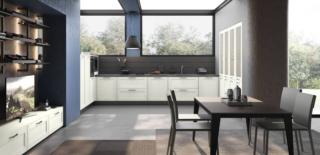 Non sono presenti i pensili nella  cucina a golfo Iris di Creo Kitchens che si apre completamente sul living dando vita ad una zona giorno luminosa e accogliente. Le ante a telaio in frassino laccato bianco ne sottolineano lo stile tradizionale e creano un raffinato contrasto optical con la boiserie attrezzata scura, posizionata sullo schienale tra le basi e la finestra. Un modulo base da 60 cm con due cestoni senza top, prezzo 390 euro + IVA. www.creokitchens.it Non sono presenti i pensili nella  cucina a golfo Iris di Creo Kitchens che si apre completamente sul living dando vita ad una zona giorno luminosa e accogliente. Le ante a telaio in frassino laccato bianco ne sottolineano lo stile tradizionale e creano un raffinato contrasto optical con la boiserie attrezzata scura, posizionata sullo schienale tra le basi e la finestra. Un modulo base da 60 cm con due cestoni senza top, prezzo 390 euro + IVA. www.creokitchens.it