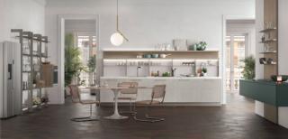 La composizione aperta completamente sul living Young di Stosa, grazie ai colori tenui che la caratterizzano, rende l'ambiente fresco e luminoso. Le mensole nella finitura Noce Marino la completano e si “sostituiscono” ai pensili; tra le basi con le ante lisce in HPL Calacatta e le mensole trova posto lo schienale attrezzato Combo Line in vetro e metallo. Un modulo base da 60 cm, prezzo a partire da 150 euro + IVA. www.stosacucine.com La composizione aperta completamente sul living Young di Stosa, grazie ai colori tenui che la caratterizzano, rende l'ambiente fresco e luminoso. Le mensole nella finitura Noce Marino la completano e si “sostituiscono” ai pensili; tra le basi con le ante lisce in HPL Calacatta e le mensole trova posto lo schienale attrezzato Combo Line in vetro e metallo. Un modulo base da 60 cm, prezzo a partire da 150 euro + IVA. www.stosacucine.com