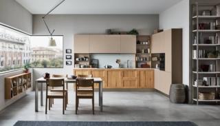 Il telaio non è solo  un elemento di stile poiché "nasconde" la presa, all'interno del traverso superiore dell’anta, per l'apertura e la chiusura dei vani. lo schienale luminoso aggiunge funzionalità. Nella composizione Milano di Veneta Cucine, ante in Rovere Nodoso Chiaro sono accostate a frontali in laccato Opaco Beige Ticinese. Il top è in Caranto Ker Bianco Venato Naturale. Una base da 60 cm costa a partire da 277 euro. www.venetacucine.com Il telaio non è solo  un elemento di stile poiché "nasconde" la presa, all'interno del traverso superiore dell’anta, per l'apertura e la chiusura dei vani. lo schienale luminoso aggiunge funzionalità. Nella composizione Milano di Veneta Cucine, ante in Rovere Nodoso Chiaro sono accostate a frontali in laccato Opaco Beige Ticinese. Il top è in Caranto Ker Bianco Venato Naturale. Una base da 60 cm costa a partire da 277 euro. www.venetacucine.com