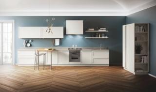 Caratteristica della cucina è la particolare maniglia in tinta con l’anta che sottolinea le dimensioni del telaio, fino a diventare un elegante segno grafico. Funzionali sono gli accessori in finitura acciaio satinato. Carattere di Scavolini è in Laccato Opaco Bianco Prestige con top in Laminato Vertigo e piano snack a sbalzo impiallacciato Rovere Nordic. Da notare, la cappa bianca con dettagli in vetro trasparente e gli accessori in finitura acciaio satinato. Prezzo da rivenditore. www.scavolini.com Caratteristica della cucina è la particolare maniglia in tinta con l’anta che sottolinea le dimensioni del telaio, fino a diventare un elegante segno grafico. Funzionali sono gli accessori in finitura acciaio satinato. Carattere di Scavolini è in Laccato Opaco Bianco Prestige con top in Laminato Vertigo e piano snack a sbalzo impiallacciato Rovere Nordic. Da notare, la cappa bianca con dettagli in vetro trasparente e gli accessori in finitura acciaio satinato. Prezzo da rivenditore. www.scavolini.com