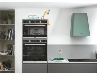 Grazie al sistema Press to Clean del forno multifunzione FSM 82 H XS di Franke si può estrarre il vetro interno della porta per sgrassarlo. È dotato di Steam Cleaning per pulire la cavità senza fatica e di 9 funzioni di cottura, tra cui anche quella Pane. Ha un volume di 71 litri. Misura L 59,5 x P 57 x H 59,5 cm. Prezzo 635 euro + Iva www.franke.it