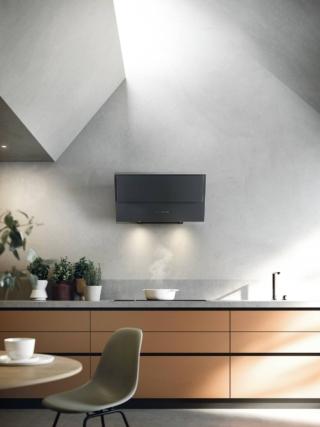 È composta da due vetri sovrapposti che consentono il passaggio dei fumi la cappa a parete Verso di Falmec, a 4 velocità, e con portata massima di 750 mc/h. Il pannello superiore, apribile e regolabile, favorisce un’aspirazione più potente quando necessario. Misura L 55 x P 37,8 x H 44 cm. Prezzo nel colore grigio 850,43 euro. www.falmec.com