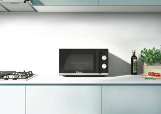 Ha finitura nera il microonde CMG20TNMB di Candy, da 20 litri. Dotato di grill con potenza 900 W, ha il piatto girevole con diametro di 24,5 cm. La potenza microonde è di 700 W.  Compatto, misura  L 26,2 x P 45,2 x H 36 cm. Prezzo 119 euro www.candy-home.com