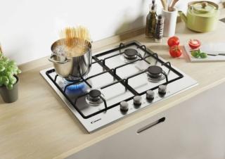 È a quattro fuochi il piano cottura a gas CHW6BRX di Candy con manopole dotate di accensione elettrica frontale. Con una potenza massima di 7,2 kW, ha griglie lavabili in lavastoviglie. Con estetica inox satinato e comandi frontali a manopole, misura L 59,5 x P 51 cm. Prezzo di listino consigliato 389 euro. www.candy-home.com