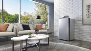 Ha design bombato il frigorifero freestanding da appoggio RR106D4CDF Chill Fridge Collection di Hisense, disponibile anche nei colori Rosso Ruby, Bianco Optical e Nero Shadow. Con capienza netta  di 75 litri ha uno scomparto freezer a 3 stelle. Il balconcino XXL può contenere anche bottiglie ingombranti. Misura  L 48 x P 45,1 x H 86,7 cm.  Prezzo 399 euro. www.hisense.it