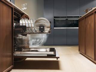 La lavastoviglie da 14 coperti EEC67310L di Electrolux con motore Inverter è dotata di ComfortLift®, un meccanismo di sollevamento che porta il cestello inferiore ad altezza ergonomica. Ha 8 programmi di lavaggio e 3 opzioni tra cui ExtraHygiene per rimuovere virus e batteri dalle stoviglie. L’interfaccia QuickSelect® fornisce il riscontro dei consumi grazie alla connessione con l'App My Electrolux Kitchen. Misura L 60 x P 57 x H 81,8 cm e costa 1.329,99 euro.